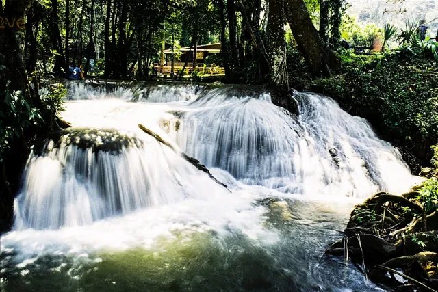 ခရိုင်ခရာဝီယ ရေတံခွန် (Kroeng Krawia Waterfall)