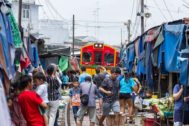 ตลาดร่มหุบ แม่กลอง (สมุทรสงคราม)