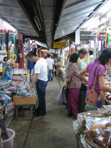 ตลาดริมเมย