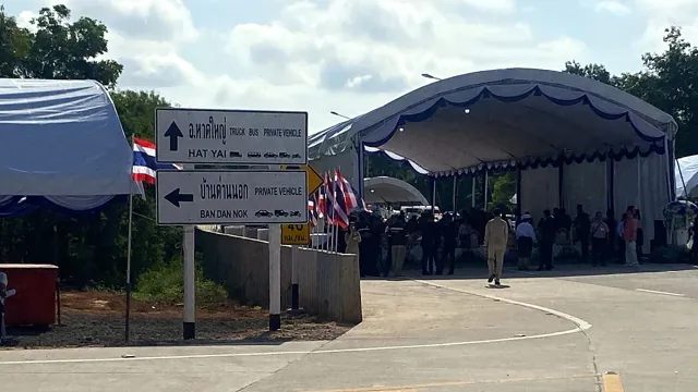 Sadao and Dannok crossings, Thai side