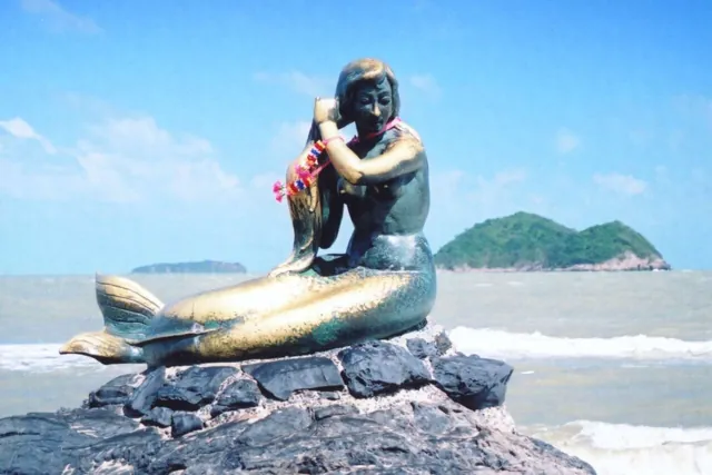 サミラビーチと人魚像（ソンクラー）