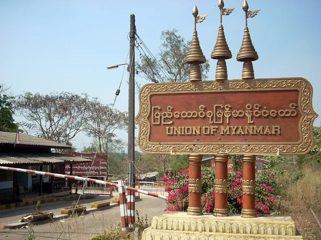 ဘုရားသုံးဆူ နယ်စပ်ဂိတ်