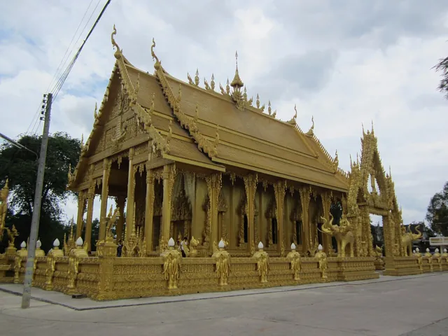 왓 빡남 조로 (Wat Pak Nam Jolo)