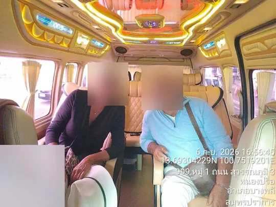 सुवर्णभूमि एयरपोर्ट पिकअप के बाद VIP वैन में बैठा जोड़ा