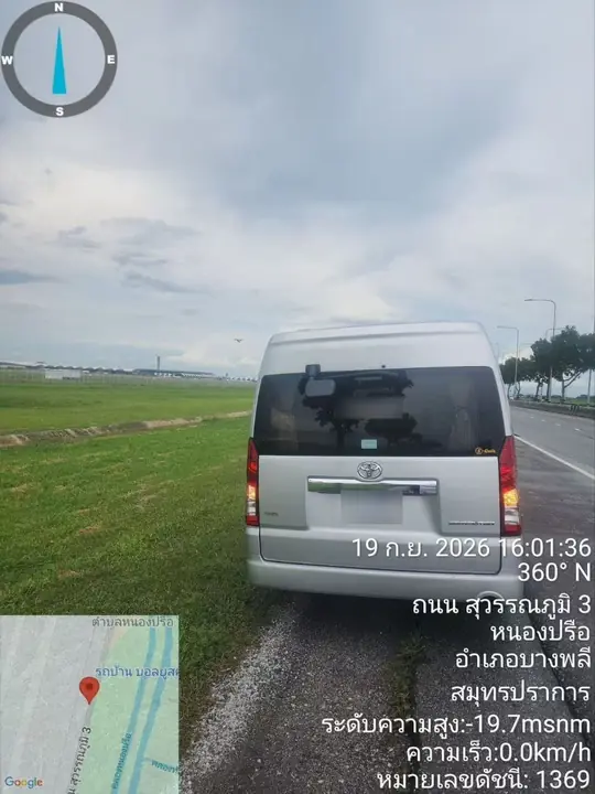 รถตู้ Toyota Commuter สีเงินจอดรอก่อนเที่ยวบินลงที่สุวรรณภูมิ