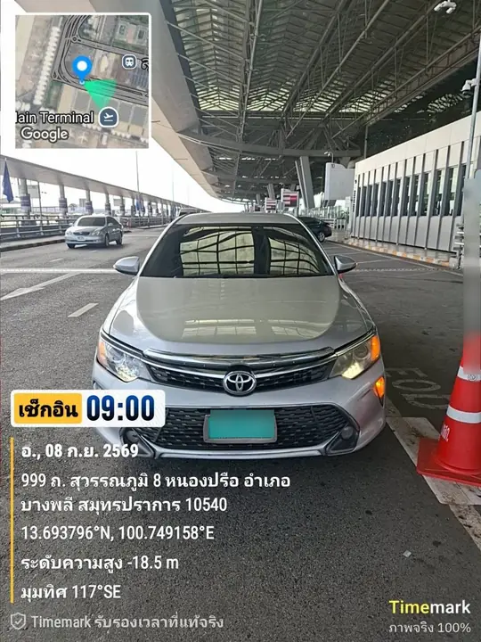รถยนต์จอดรอผู้โดยสารที่จุดรับหน้าอาคาร — สนามบินสุวรรณภูมิ