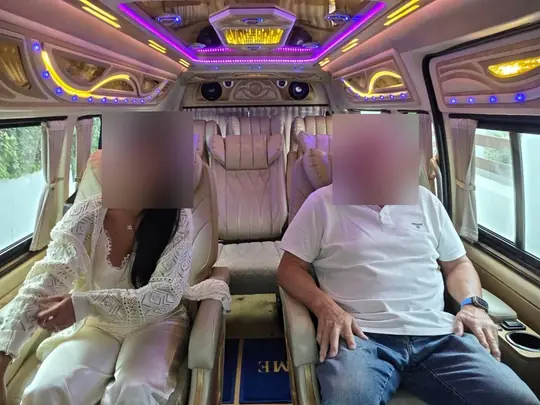 VIP वैन की लेदर कैप्टन सीटों पर बैठा जोड़ा