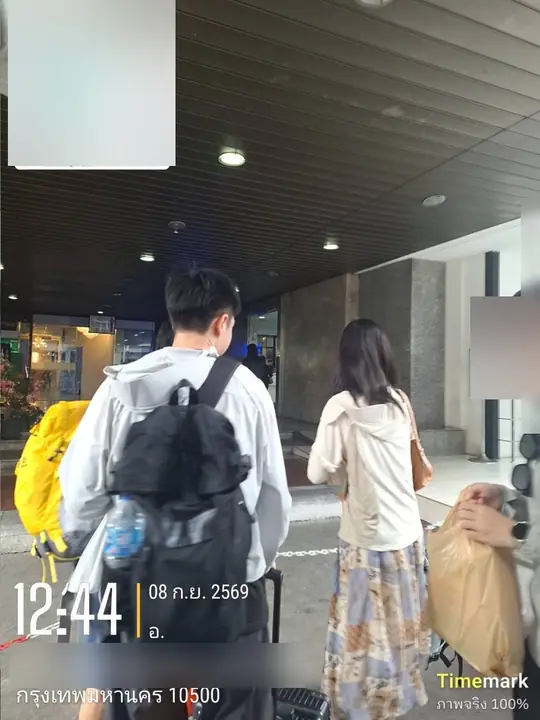 ผู้โดยสารเดินไปขึ้นรถพร้อมสัมภาระหน้าโรงแรม — กรุงเทพฯ