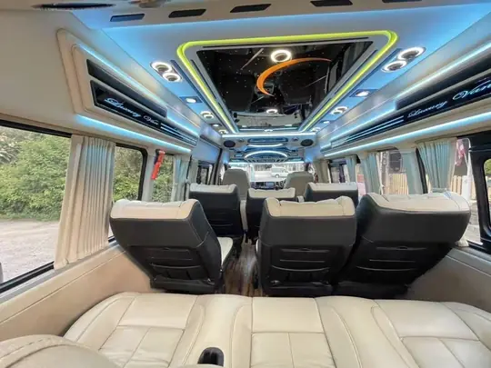 クリーム色レザーの車内