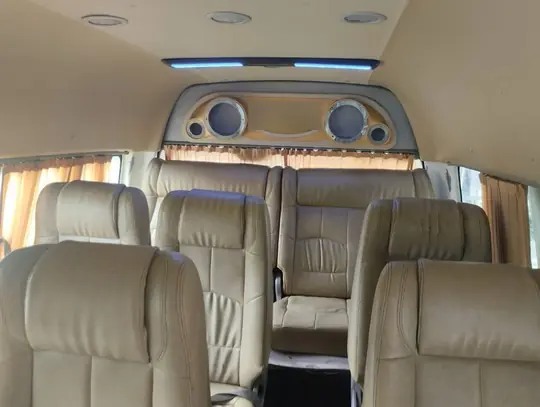 クリーム色レザーのVIP車内