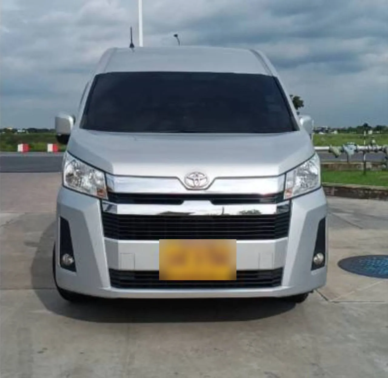 運行中のシルバーの新型Toyota Commuter