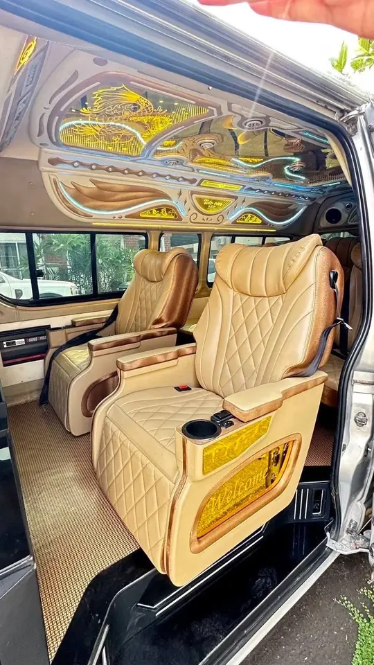 クリーム色キャプテンシートのVIP車内