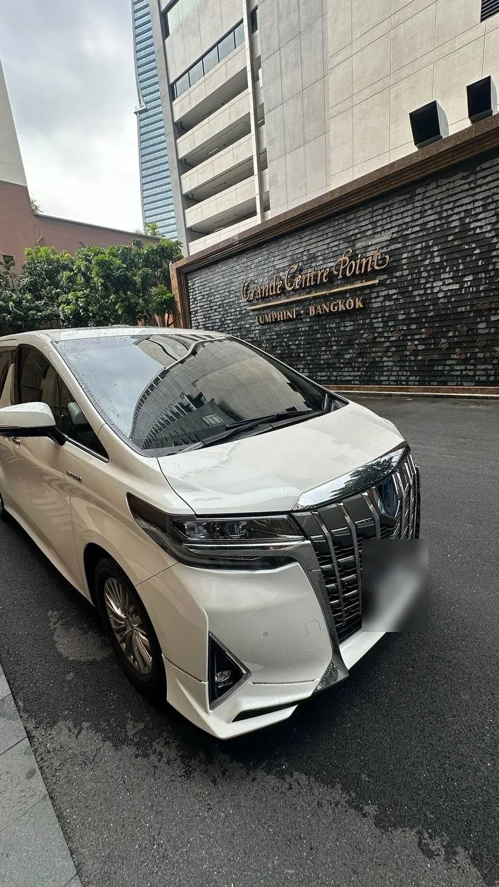 運行中のホワイトのToyota Alphard