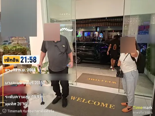 ผู้โดยสารพร้อมกระเป๋าเดินทางที่ทางเข้าโรงแรมตอนกลางคืน — พัทยา