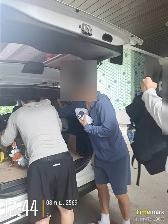 Passengers loading their bags into the car before departure, Bangkok