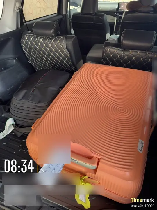 กระเป๋าเดินทางจัดวางในห้องท้ายรถอเนกประสงค์ — พัทยา