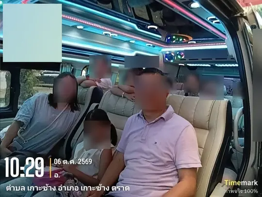 2026년 10월 6일 오전 10시 29분, 뜨랏 꼬창에서 파란 LED 조명과 거울 천장 패널 아래 크림색 가죽 시트의 VIP 캐빈 각 열을 채운 아이들과 가족