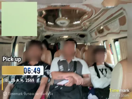 2026년 10월 6일 오전 6시 49분, 무늬가 들어간 천장 내장재와 실내등 아래 밴 객실에 앉은 네 명의 손님, 기사가 "Pick up" 단계를 기록하고 있다