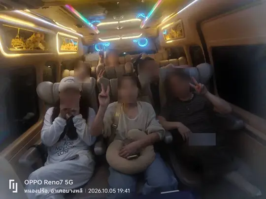 2026년 10월 5일 오후 7시 41분, 사뭇쁘라깐 방플리 농쁘르아에서 황금빛 천장 조명과 파란 LED 링 아래 VIP 캐빈 각 열을 채운 손님들, 몇몇은 브이 사인을 들어 보이고 있다