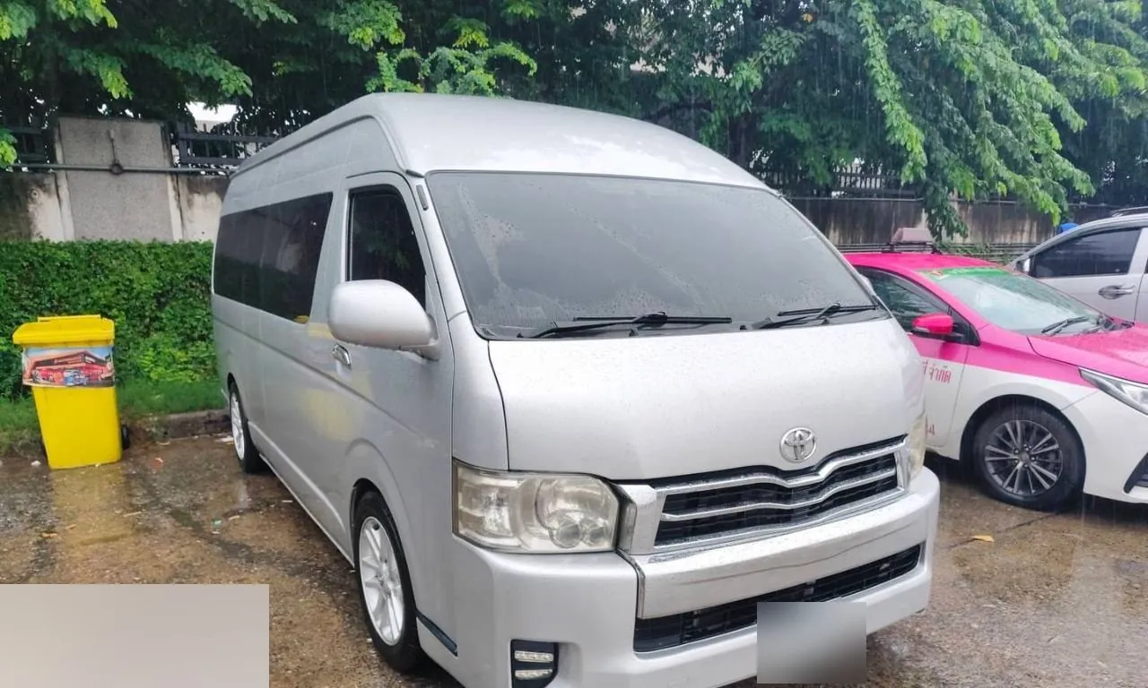 รถตู้ Toyota Commuter หลังคาสูงสีเงิน จอดพร้อมออกเดินทาง