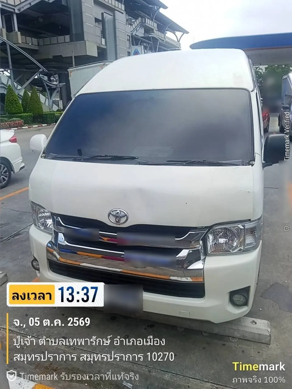 รถตู้ Toyota Commuter หลังคาสูงสีขาว สแตนด์บายที่ปั๊มน้ำมัน ก่อนเวลารับนาน