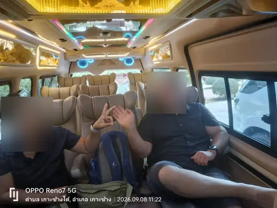 ผู้โดยสารนั่งสบายในรถตู้ VIP ระหว่างเที่ยวเกาะช้าง