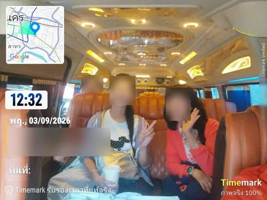 ผู้โดยสารนั่งเบาะหนังในรถตู้ VIP เพดานไฟสีทอง ระหว่างเดินทางในกรุงเทพฯ